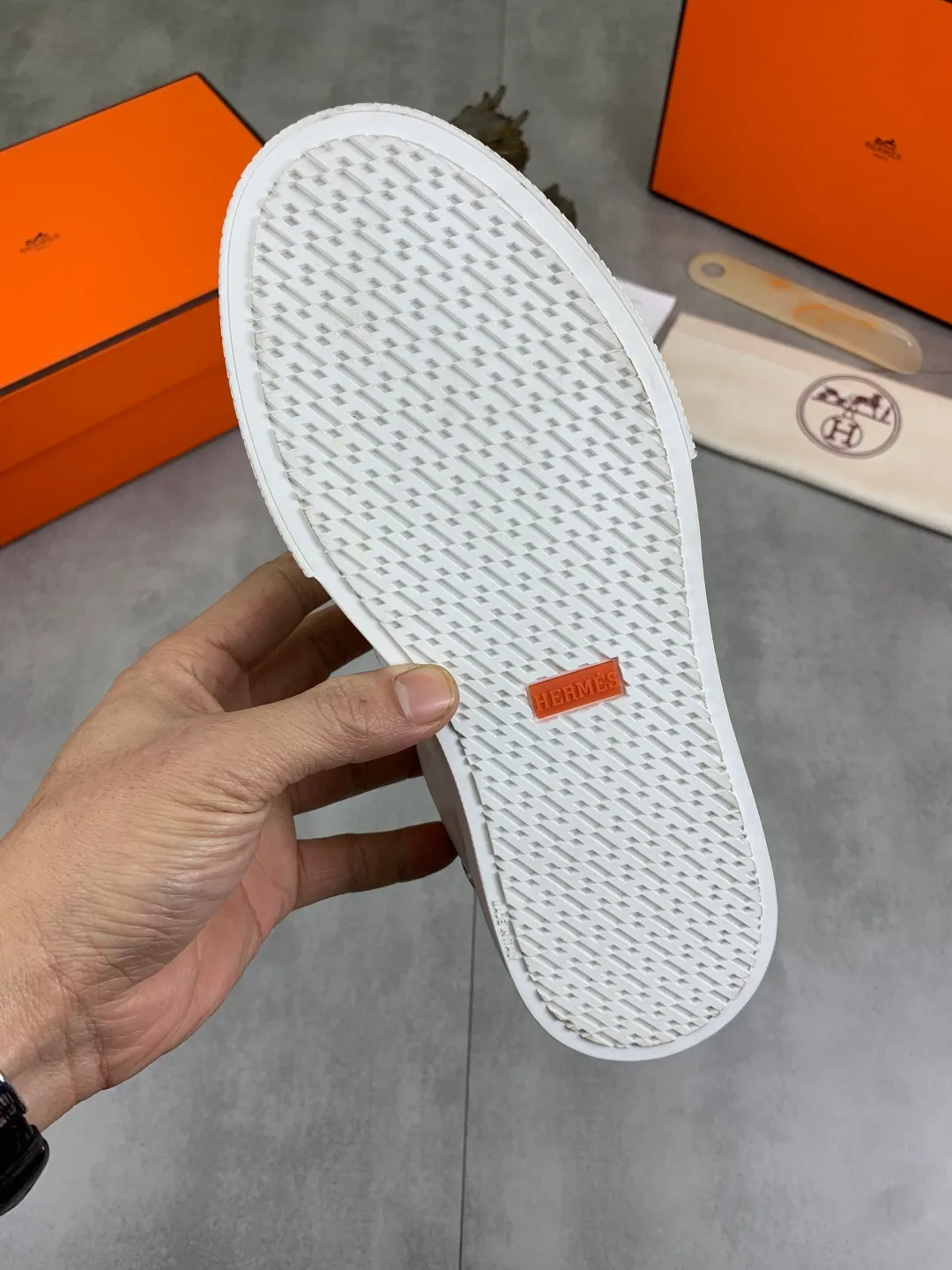 Men's men's shoes 💰P640 New Hermes top version Hermès classic couple style #𝐊𝐞𝐥𝐥𝐲 buckle casual white shoes skateboard shoes that will not conflict with shoes at all. Full of unknowns, Hermès rarely produces flat casual shoes and they are paired with classic palladium-plated Kelly shoe buckles! You'll fall in love with it at first sight. It's super versatile and can be worn with any skirt or pants. 🉑️Close your eyes and wear it. It's super noble. Fabric: Specific cowhide/canvas material. Lining: Sheepskin lining. Outsole: Original molded TPU outsole. Size: 35-45.